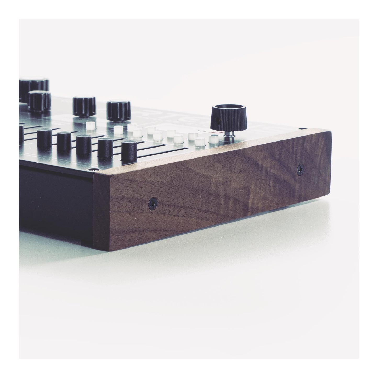 Dreadbox Artemis cheeks handmade in solid walnut | Ideal upgrade for character and natural beauty to your synthesizer