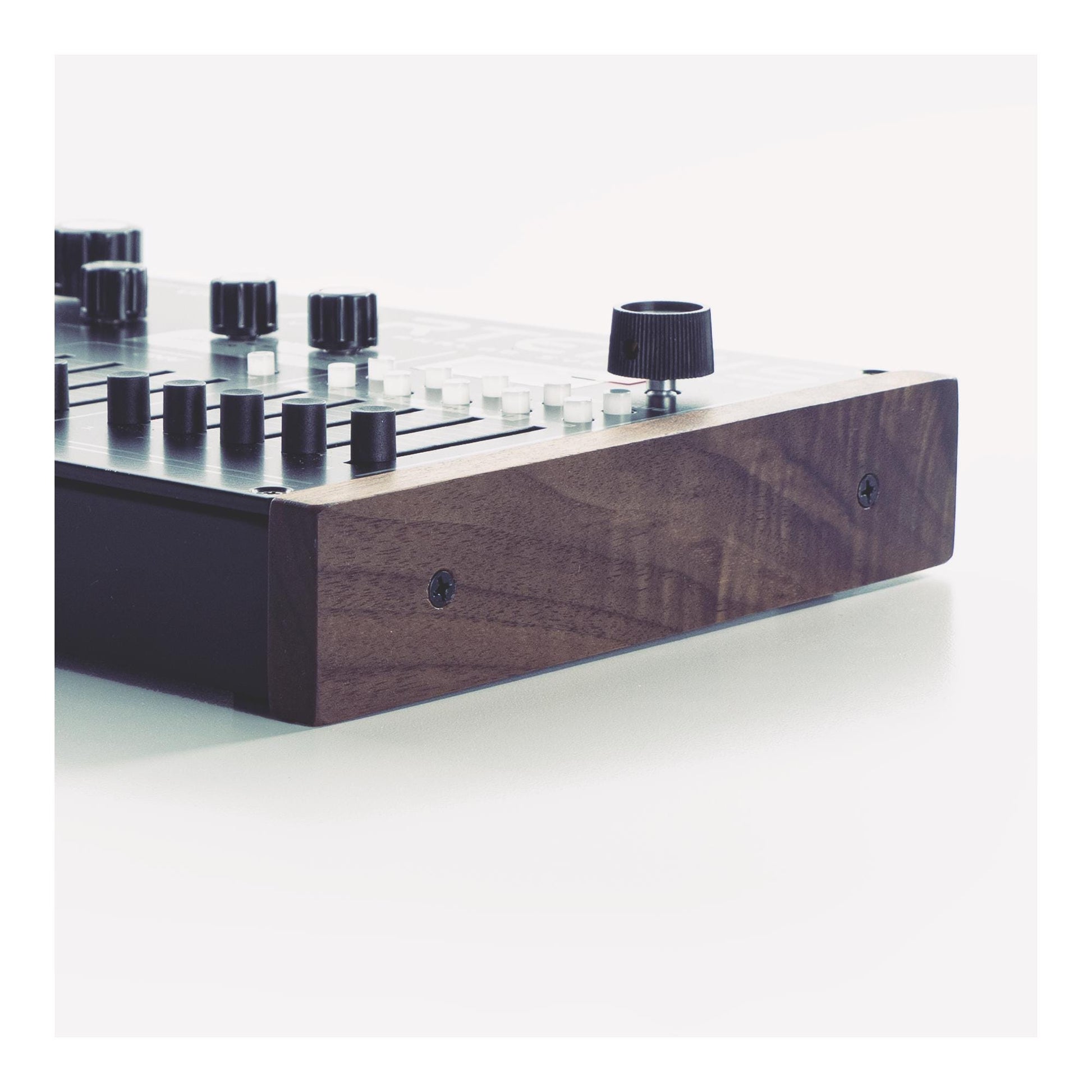 Dreadbox Artemis cheeks handmade in solid walnut | Ideal upgrade for character and natural beauty to your synthesizer