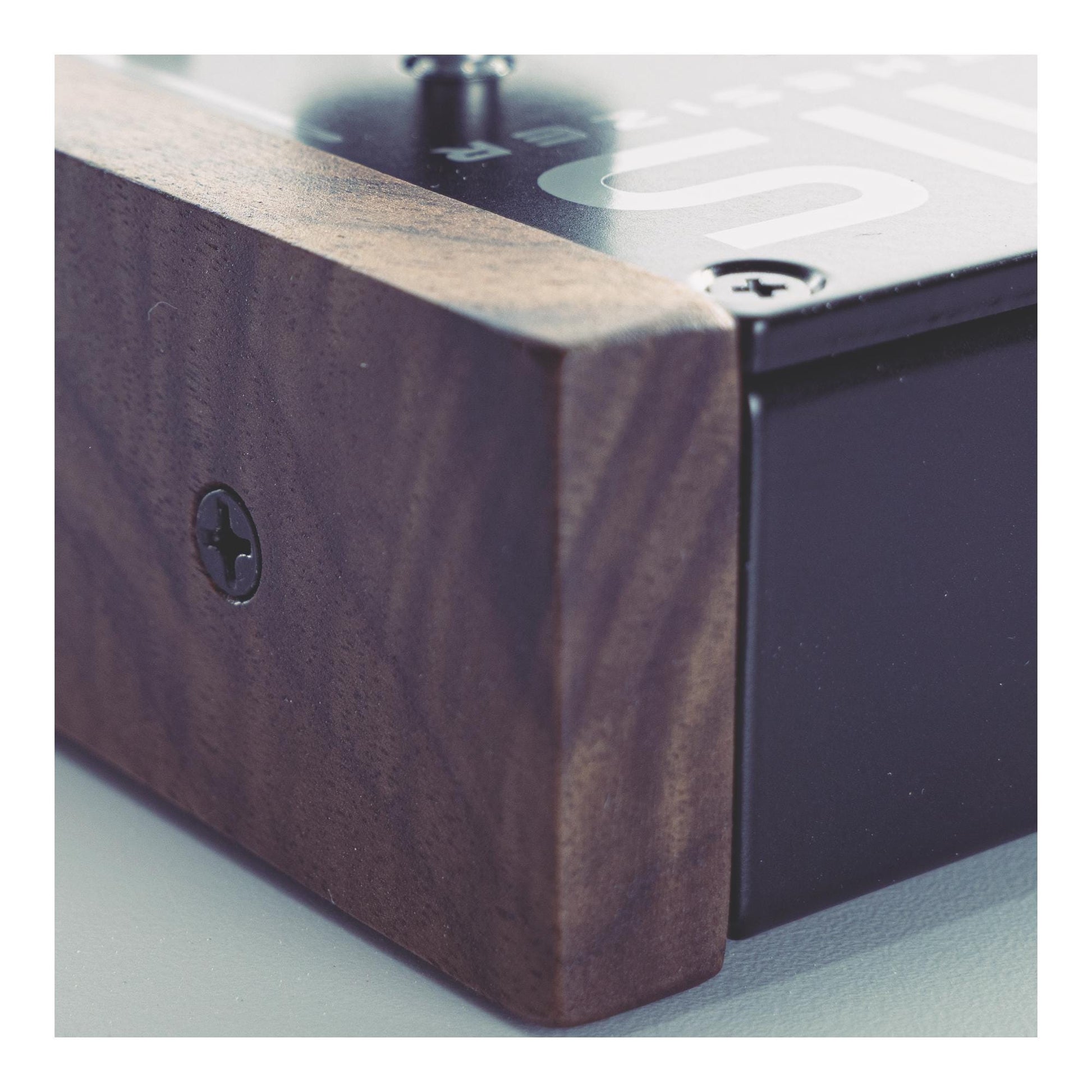 Dreadbox Artemis cheeks handmade in solid walnut | Ideal upgrade for character and natural beauty to your synthesizer